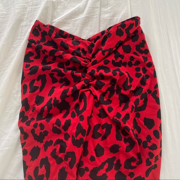 LICI FIT scrunch butt shorts with v- front - Picture 2 of 2